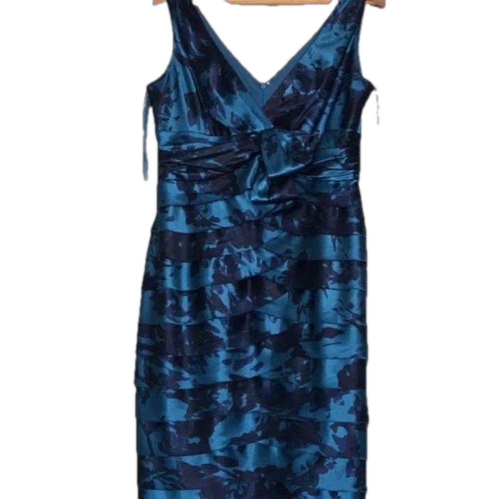 JONES NEW YORK ruffled / front bow sleeveless v-neck dress.Size 10. NWT .
